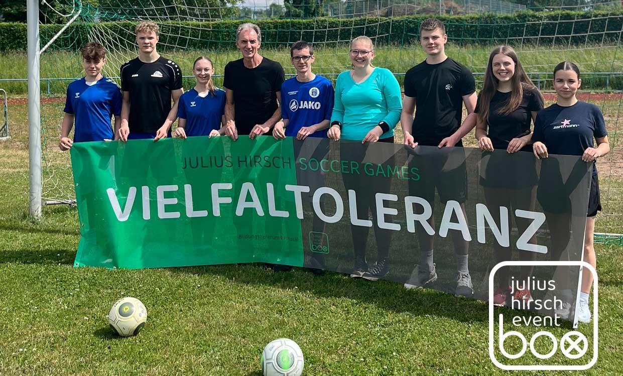 Team Julius Hirsch Event Box Seminarkurs 2024-2025 Bild v.l.: Jonni, Malte, Anika, Herr Weinbrecht, Oskar, Joanna, Finn, Ruth, Jana